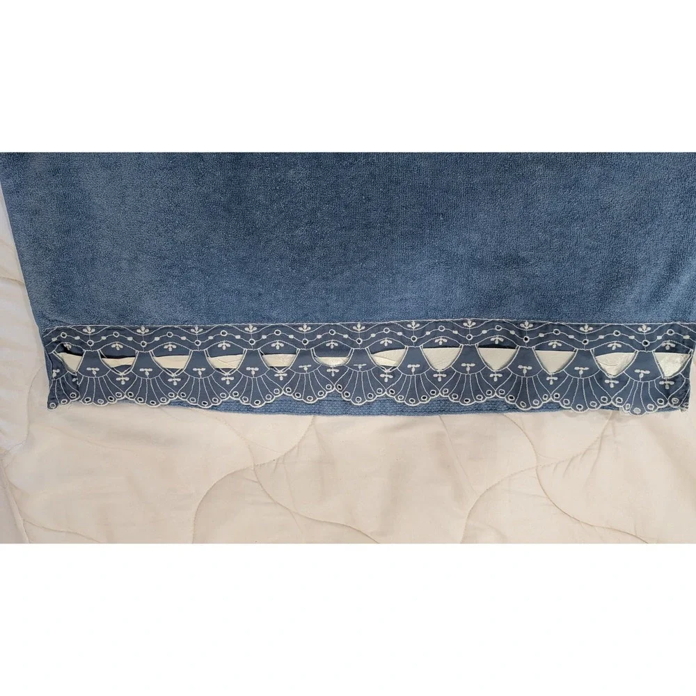 Laura Ashley For Avanti Blue Bath Towel White Eyelet Lace Trim Vintage Decor